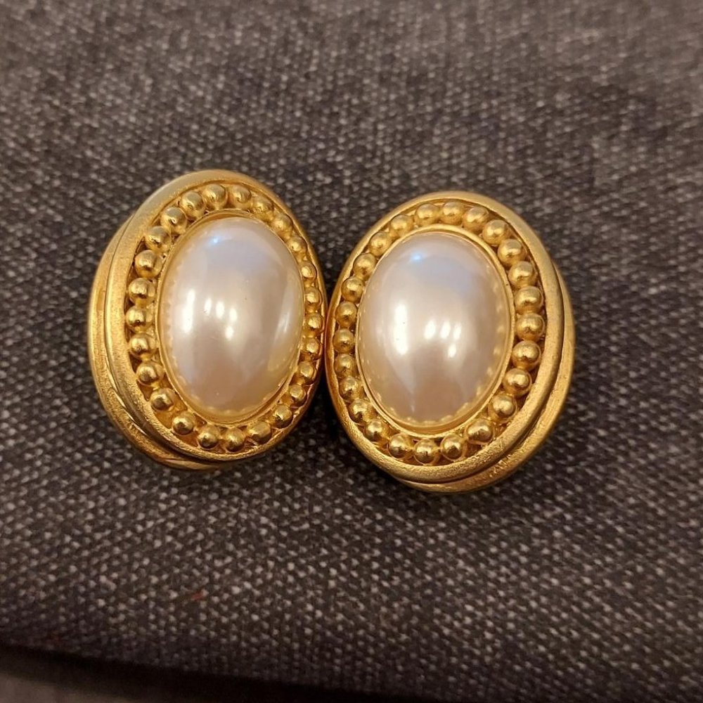 EUC vintage pearl like and brushed gold costume clip earrings